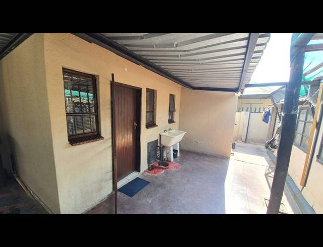 2 BEDROOM HOUSE FOR SALE IN KARENPARK